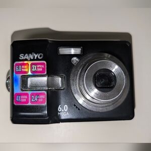 Sanyo VPC-S650 Digital Camera 6MP  Black & Silver FOR PARTS Won't Power On. Read